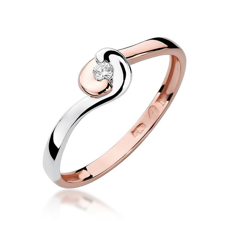 Verlobungsring aus Roségold 585 mit einem kleinen Diamanten in einer geschwungenen Fassung, präsentiert auf einem weißen Hintergrund.