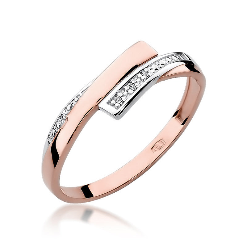 Ein eleganter Ring aus 14K Roségold, getragen an einer Hand. Der Ring hat eine moderne, zweifarbige Gestaltung mit einem Diamantstreifen.