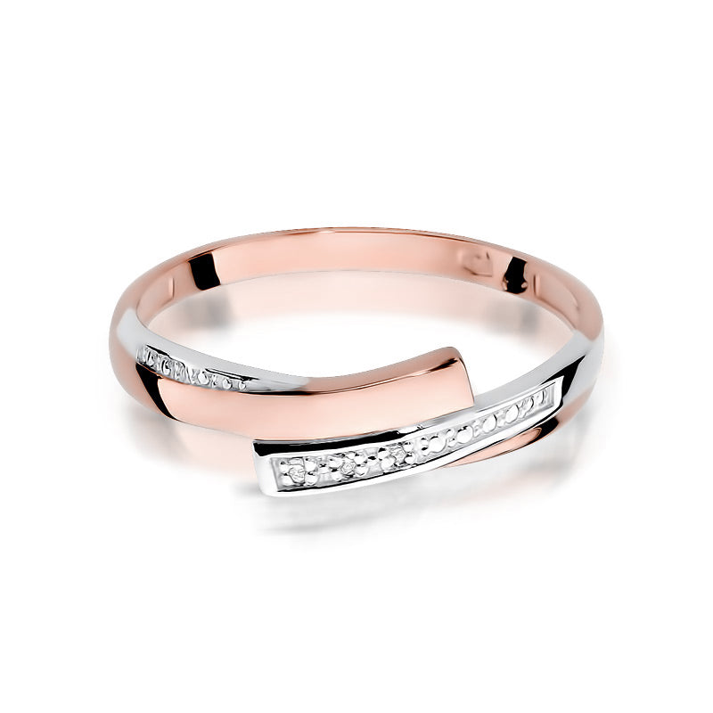 Ein stilvoller Ring aus 14K Roségold, der ein modernes, asymmetrisches Design zeigt. Der Ring hat einen Diamantstreifen auf der oberen Hälfte.