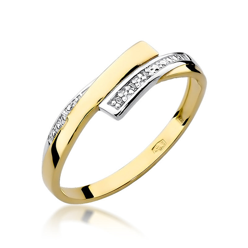 Ein stilvoller Ring aus 14K Gold, der ein modernes, asymmetrisches Design zeigt. Der Ring hat einen Diamantstreifen auf der oberen Hälfte.