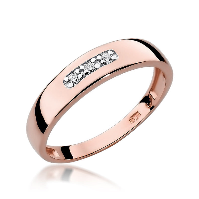 Dieser Verlobungsring aus Roségold 585 hat eine glänzende Oberfläche und ist mit drei kleinen Diamanten besetzt. Der Ring ist aufrecht platziert und zeigt die funkelnden Diamanten in der Mitte des Rings.