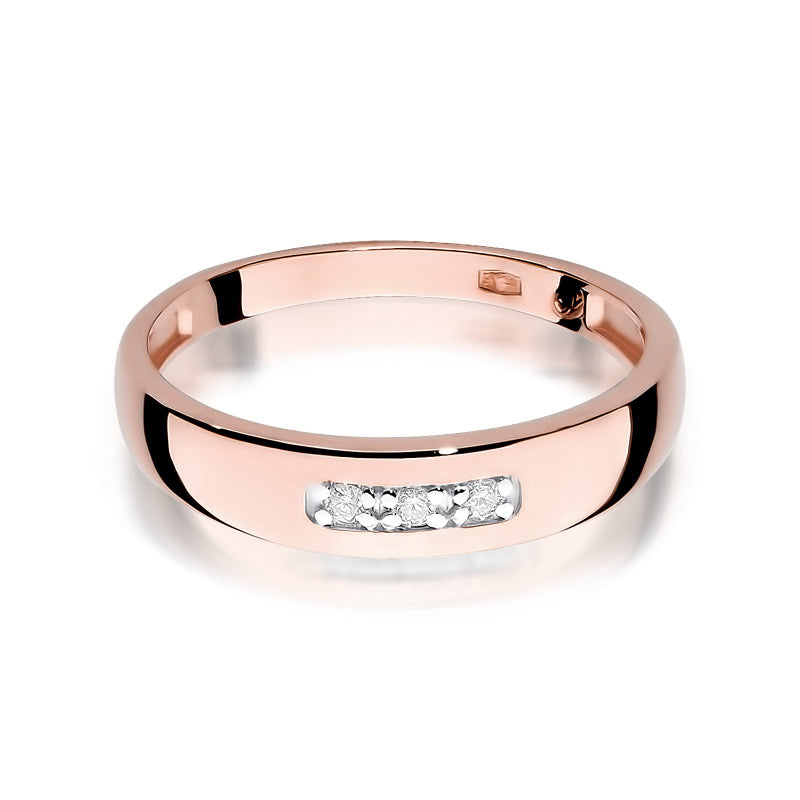 Dieser Verlobungsring aus Roségold 585 hat eine glänzende Oberfläche und ist mit drei kleinen Diamanten besetzt. Der Ring wird von oben gezeigt, wobei die Diamanten gut sichtbar in der Mitte des Rings sitzen.