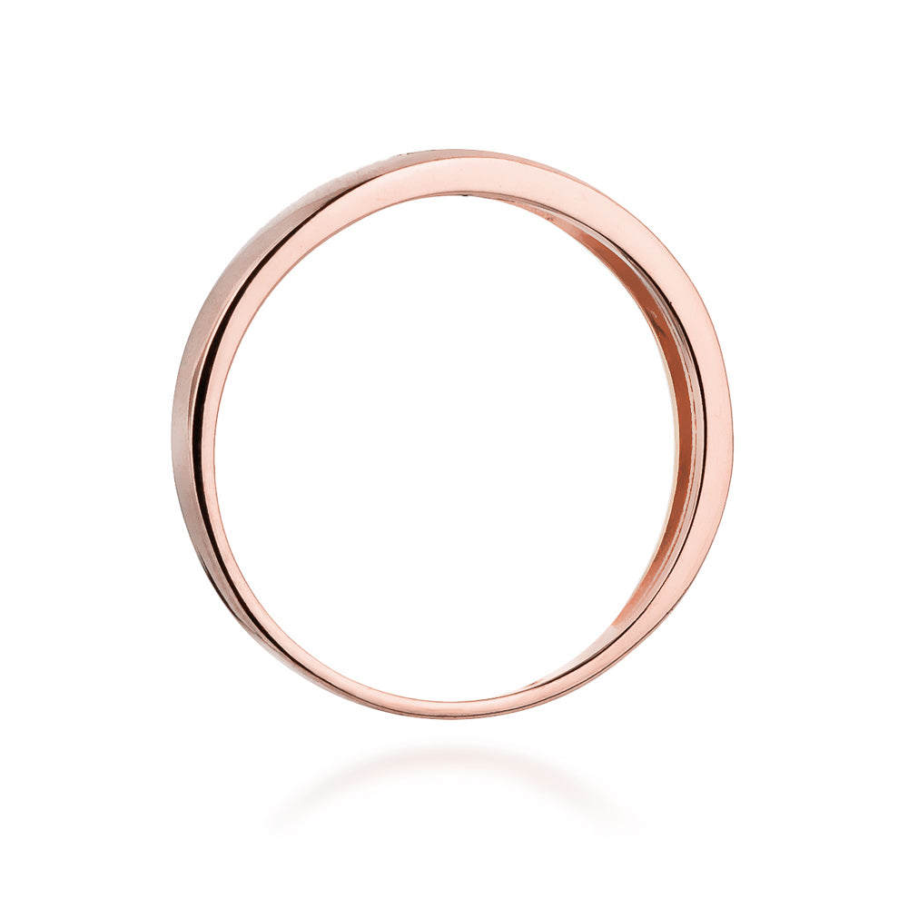 Dieser Verlobungsring aus Roségold 585 hat eine glänzende Oberfläche und eine glatte Innenseite. Der Ring ist ohne Diamanten zu sehen und zeigt seine hochwertige Verarbeitung.