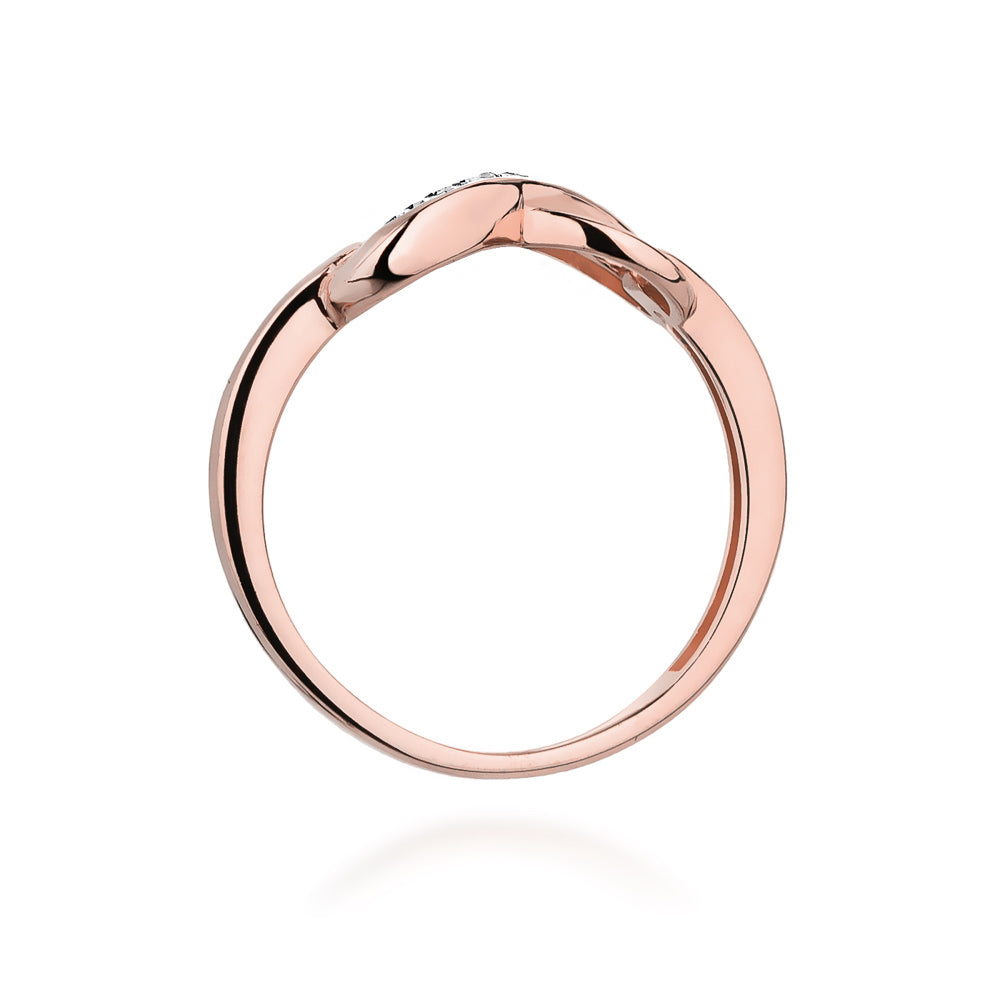 Seitenansicht eines roségoldenen Verlobungsrings mit geschwungenem Design und mehreren kleinen Diamanten. Der Ring ist auf einem weißen Hintergrund platziert.