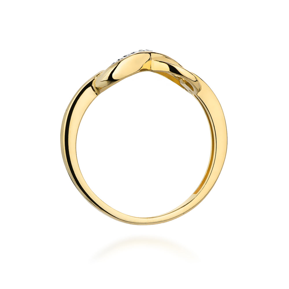 Seitenansicht eines goldenen Verlobungsrings mit geschwungenem Design und mehreren kleinen Diamanten. Der Ring ist auf einem weißen Hintergrund platziert.