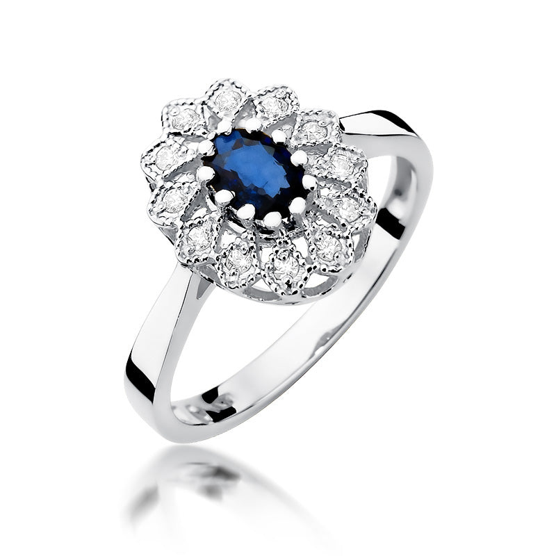Der Verlobungsring aus Weißgold 585 mit einem ovalen Saphir von 0,70ct und 12 Diamanten auf der Hand getragen, zeigt seine elegante Erscheinung.