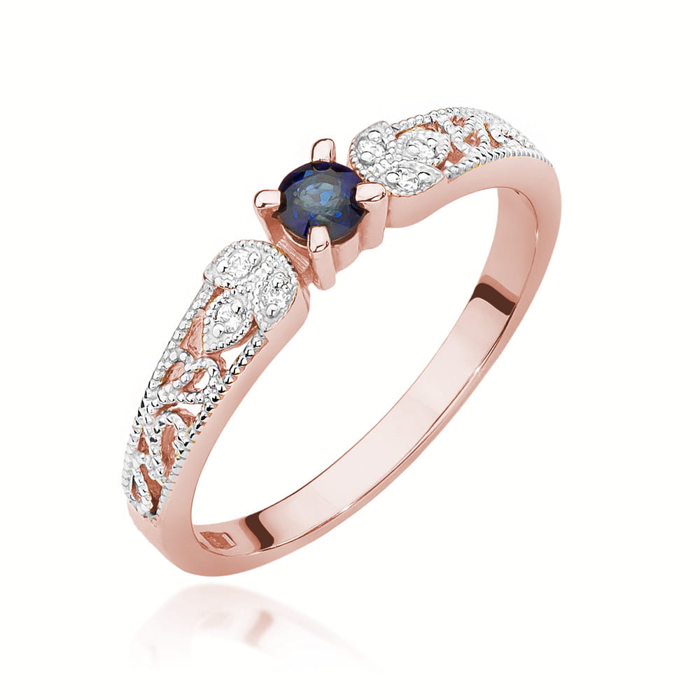 Ein Verlobungsring aus Roségold 585 mit einem runden blauen Saphir und Diamanten. Die kunstvollen Details und die edle Fassung des Saphirs sind in dieser Nahaufnahme deutlich zu sehen.