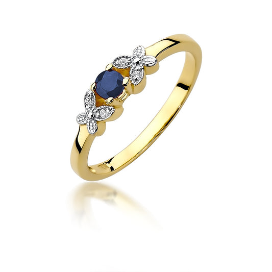 Der Verlobungsring aus 14K Gold ist detailliert abgebildet. Er besitzt einen zentralen blauen Saphir und ist mit vier kleinen Diamanten verziert.