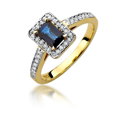 Nahaufnahme eines Verlobungsrings aus 585er Gold mit einem blauen Saphir im Oktagon-Schliff, umgeben von 34 kleinen funkelnden Diamanten. Der Ring zeigt präzise Handwerkskunst und luxuriöses Design.