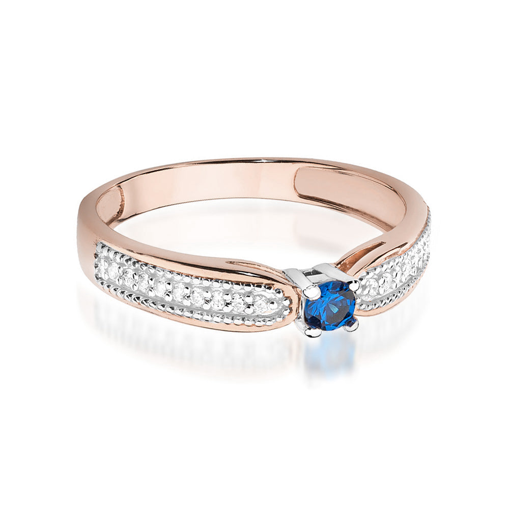 Ein eleganter Verlobungsring aus 14K Roségold mit einem zentralen blauen Saphir und Diamanten. Der Ring zeigt ein klassisches Design mit einer modernen Note.