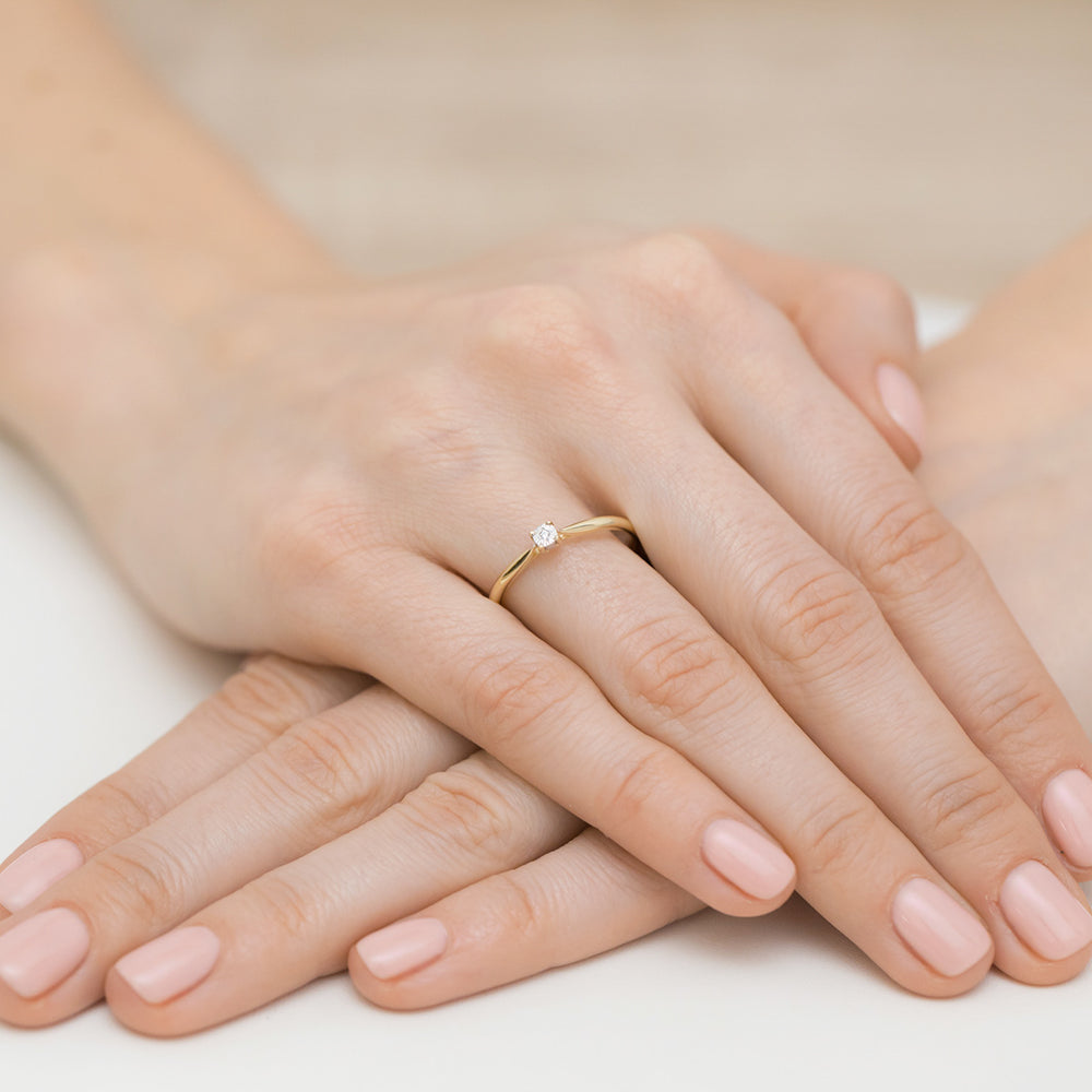 Zarter Verlobungsring aus 14K Gold, perfekt für den Heiratsantrag. Der Diamant funkelt wunderschön und macht diesen Ring zu einem zeitlosen Symbol der Liebe.