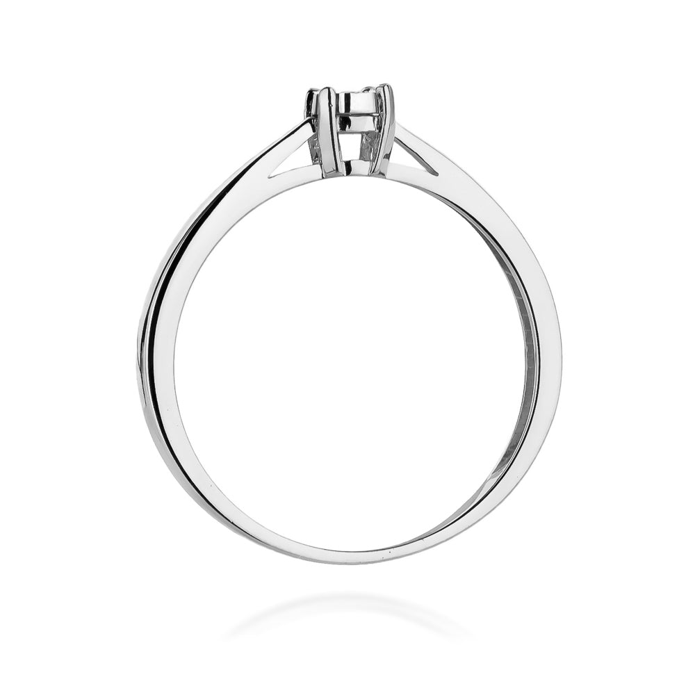 Ein eleganter Verlobungsring aus 585er Weißgold mit einem strahlenden 0,02ct Diamanten. Perfekt für einen stilvollen und modernen Antrag.