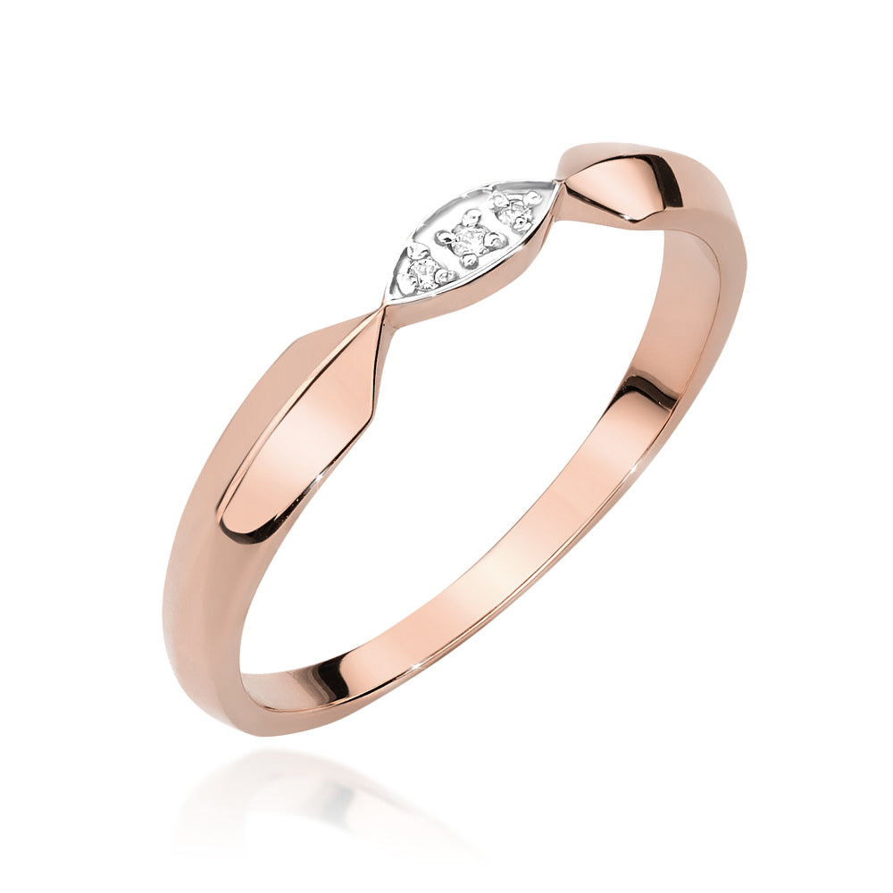 Verleihen Sie Ihrem Heiratsantrag einen Hauch von Romantik mit diesem Verlobungsring aus Roségold. Der Ring ist mit drei funkelnden Diamanten besetzt und kombiniert modernes Design mit klassischer Schönheit. Perfekt für einen unvergesslichen Moment.