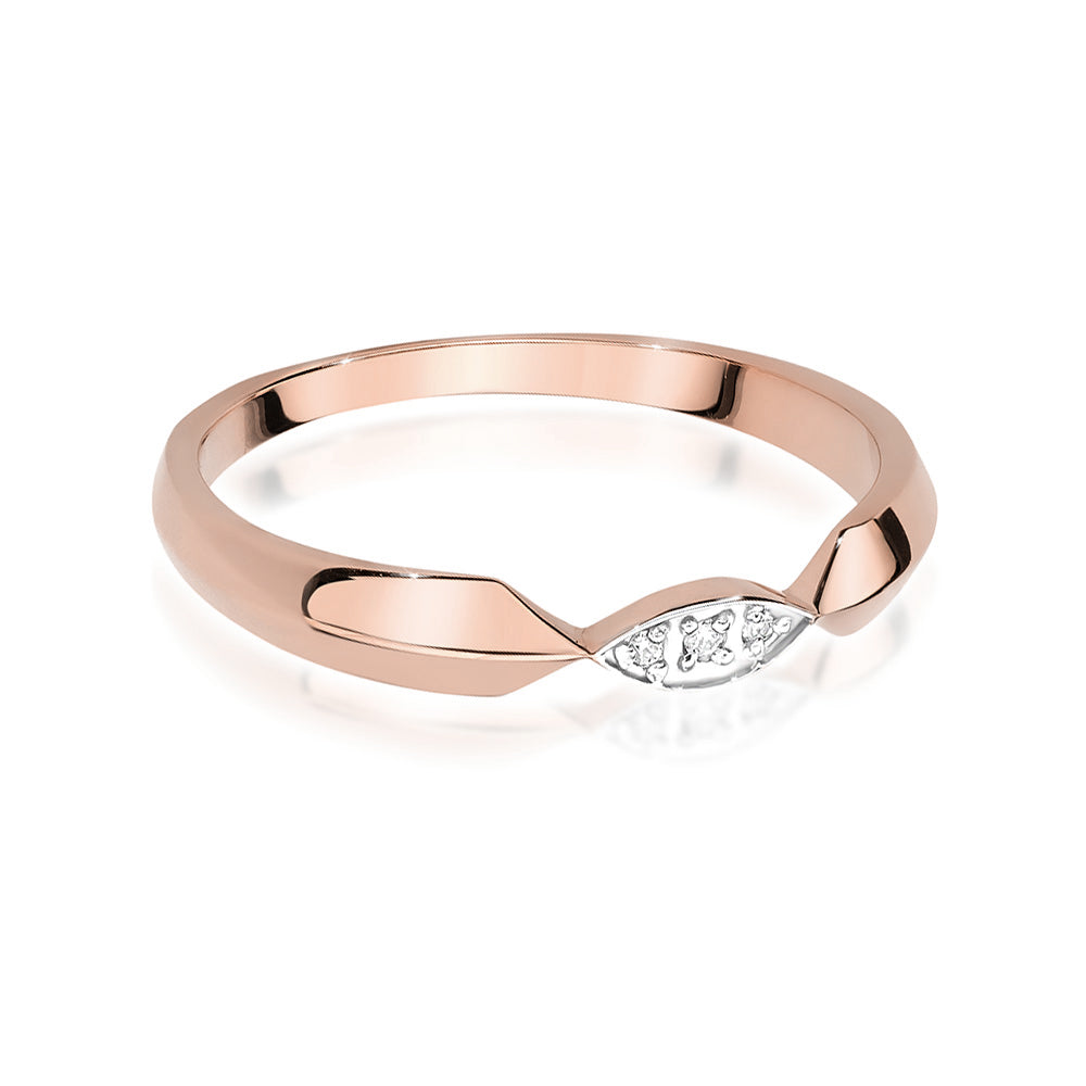 Dieser Verlobungsring aus Roségold besticht durch seine elegante Schlichtheit und die drei brillanten Diamanten. Jeder Diamant wurde sorgfältig ausgewählt, um maximale Brillanz zu bieten. Ein elegantes Schmuckstück, das Ihre Liebe symbolisiert.