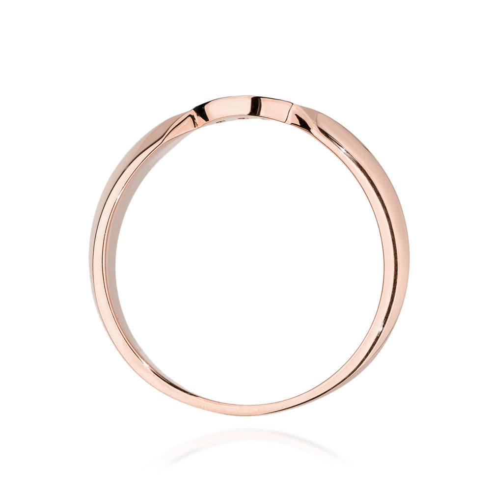 Ein Zeichen der Liebe: Dieser Verlobungsring aus Roségold mit drei Diamanten ist die perfekte Wahl für einen romantischen Heiratsantrag. Die warme Farbe des Roségoldes und das Funkeln der Diamanten machen diesen Ring zu einem unvergleichlichen Symbol Ihrer Liebe.