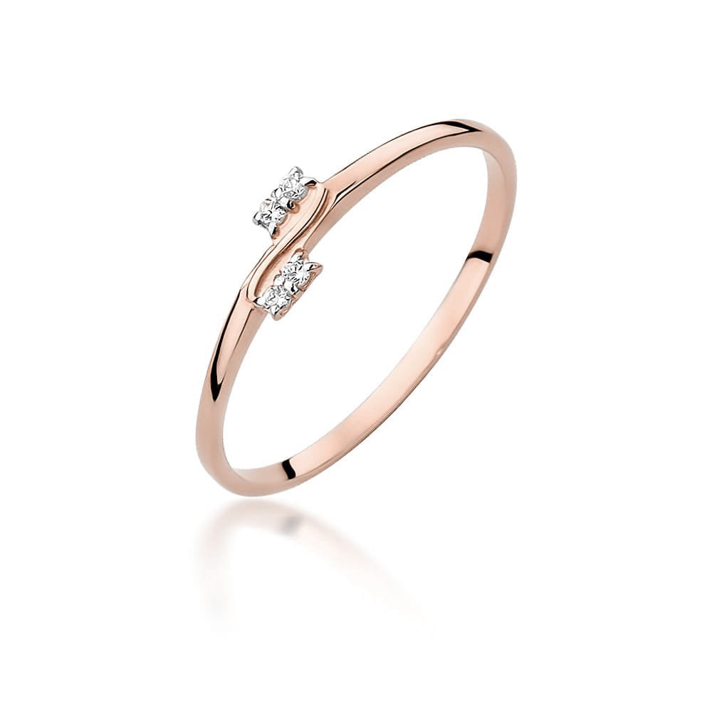 Wunderschöner Roségoldring mit vier funkelnden Diamanten. Die warme Farbe des Roségolds und die strahlenden Steine machen diesen Ring zu einem besonderen Highlight.