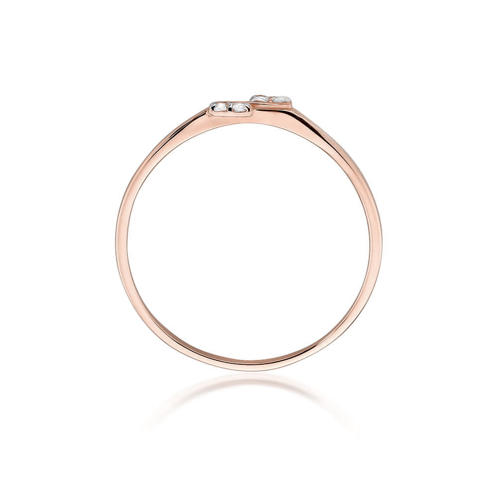 Dieser feine Roségoldring mit vier Diamanten kombiniert modernes Design mit klassischer Eleganz. Perfekt, um jedem Moment einen Hauch von Luxus zu verleihen. ​​