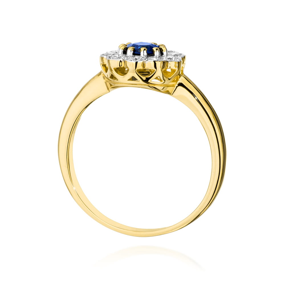 Ein eleganter Verlobungsring aus 585er Gold mit einem zentralen, rund geschliffenen Saphir, der von funkelnden Diamanten umgeben ist. Perfekt für besondere Momente.