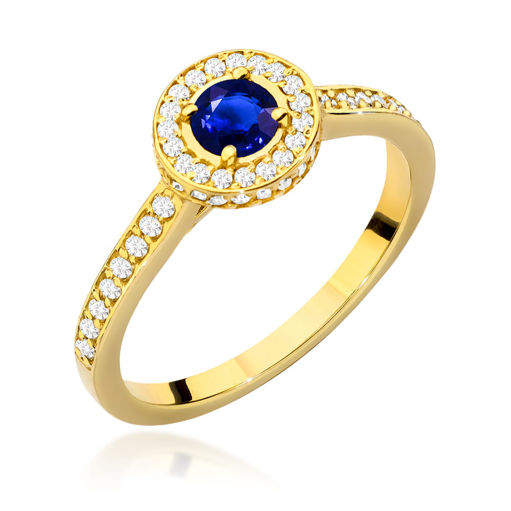 Auf diesem Bild ist ein Ring aus 585er Gold mit einem runden Saphir in der Mitte zu sehen, der von kleineren Diamanten umgeben ist. Der Ring hat eine glänzende Oberfläche und eine filigrane Ringschiene, die ebenfalls mit Diamanten besetzt ist.