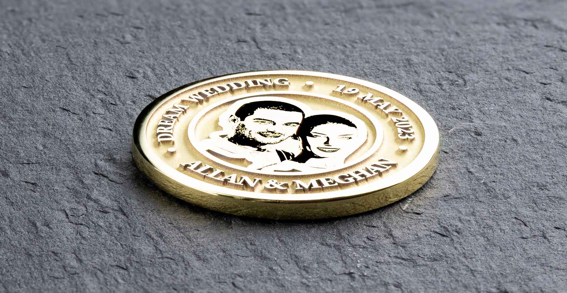 Nahaufnahme der personalisierten Messing-Hochzeitsmünze mit Paarporträt