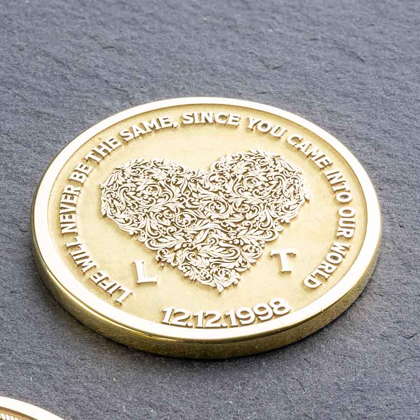 Rückseite der Messing-Hochzeitsmünze als personalisiertes Hochzeitsgeschenk