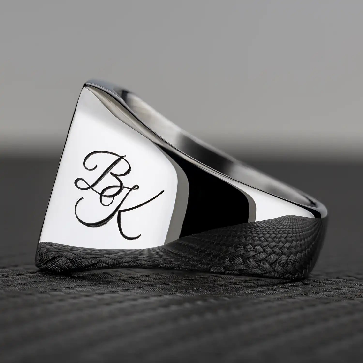 Nahaufnahme eines Siegelrings aus Edelstahl mit graviertem Monogramm BK an der Seite