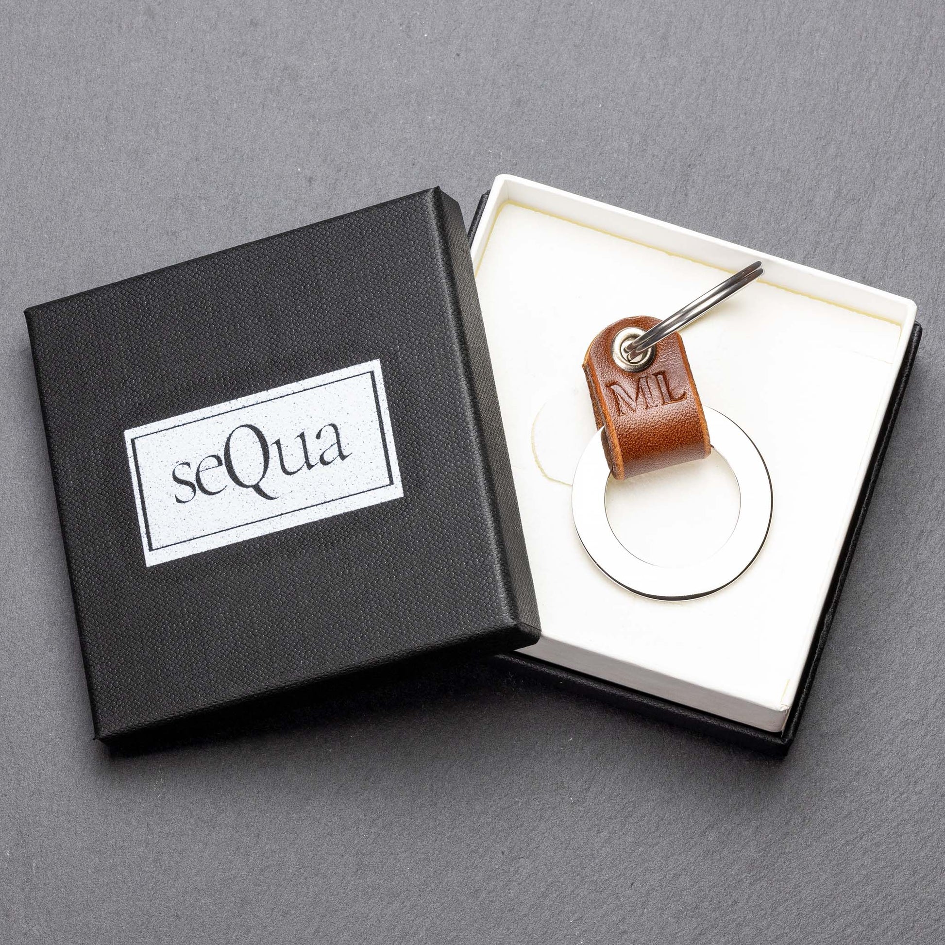 Custom Chestnut Brown Leather Keyring - The Perfect Accessory for Your Keys - seQua.Shop