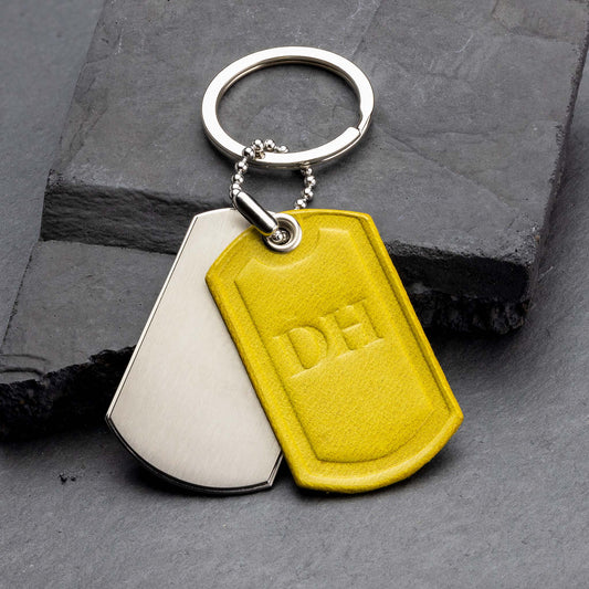 Schlüsselanhänger personalisiert aus Titan und gelbem Leder