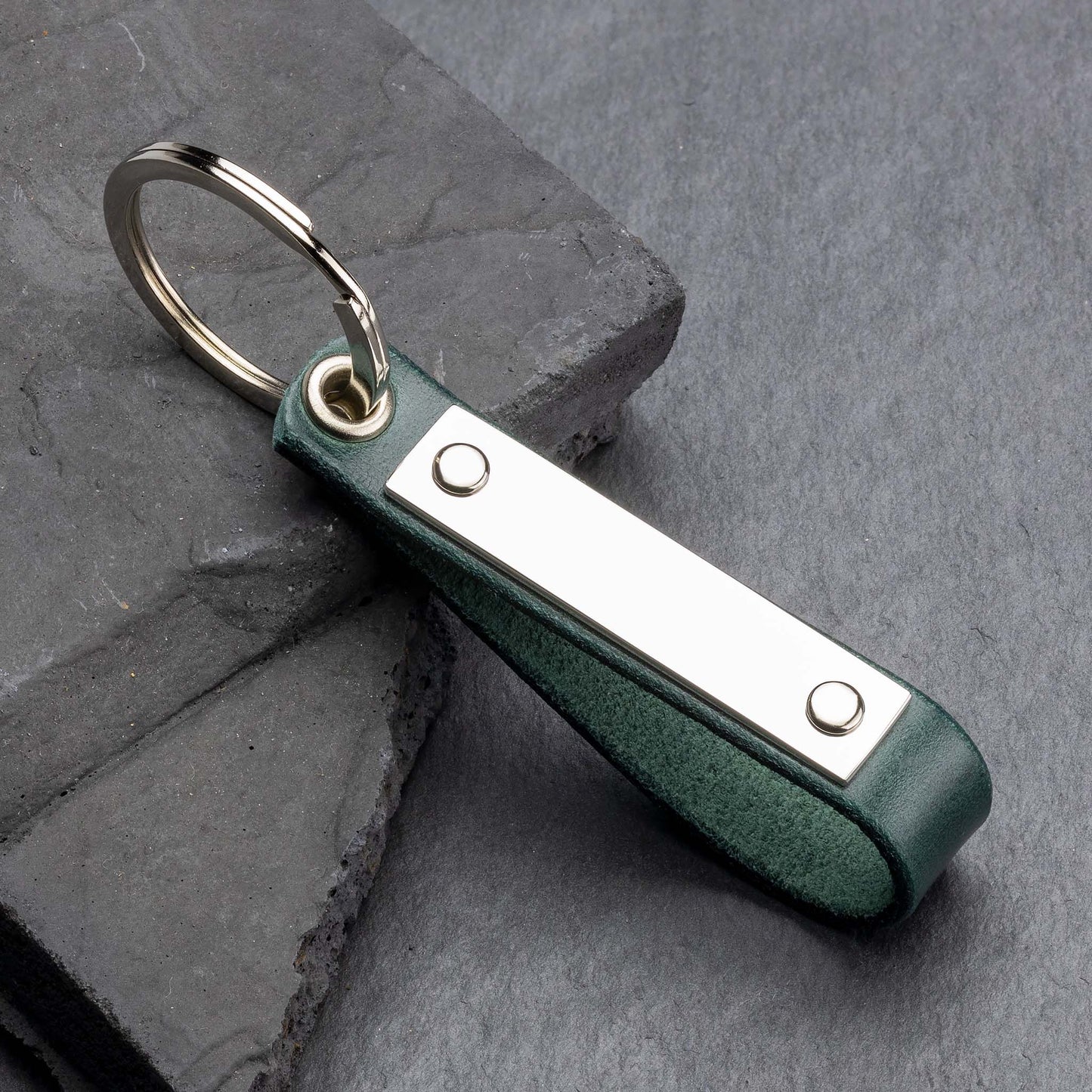 Waldgrün: Der ultimative personalisierte Leder Schlüsselanhänger - seQua.Shop