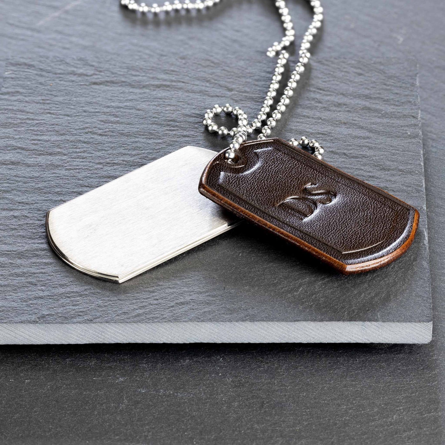 Ein personalisierter Anhänger aus Leder und Titan - seQua.Shop