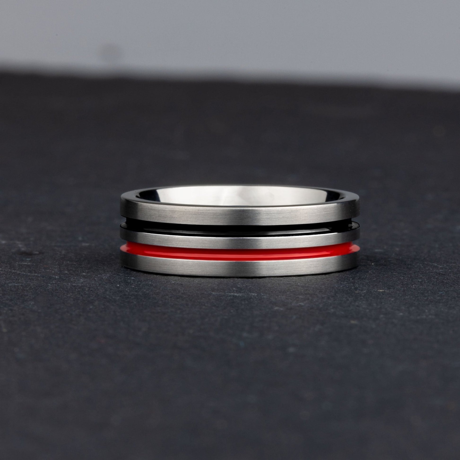 Men's Titanium Ring: Unconventional Elegance at Your Fingertips - seQua.Shop