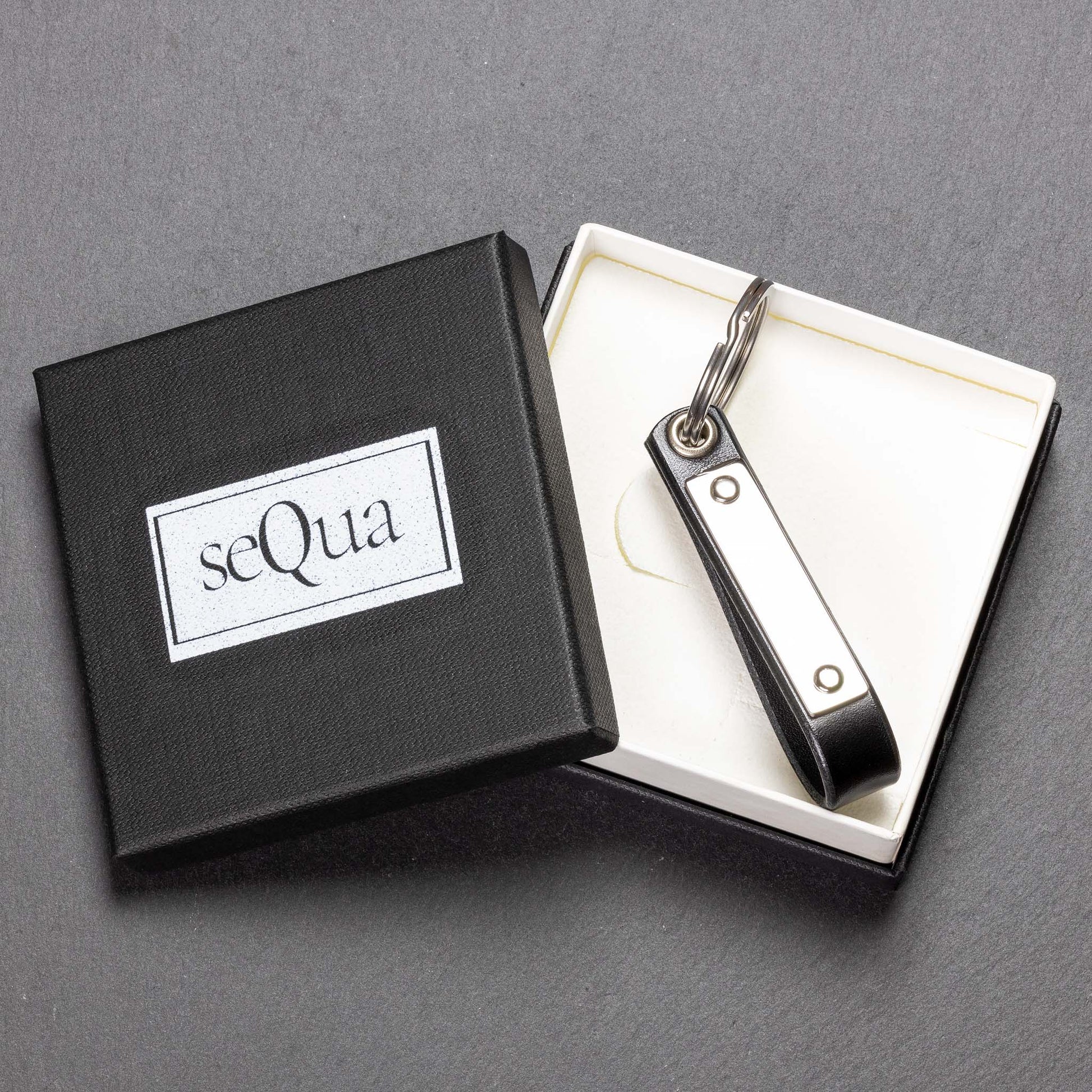 Personalised Black Leather Keyring: A Touch of Elegance - seQua.Shop
