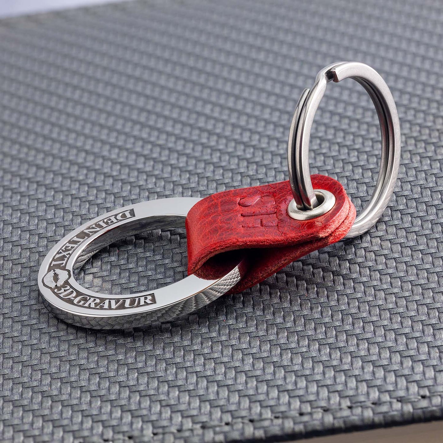 Personalised Keyring with Kiss Symbol and 3D Engraving - seQua.Shop