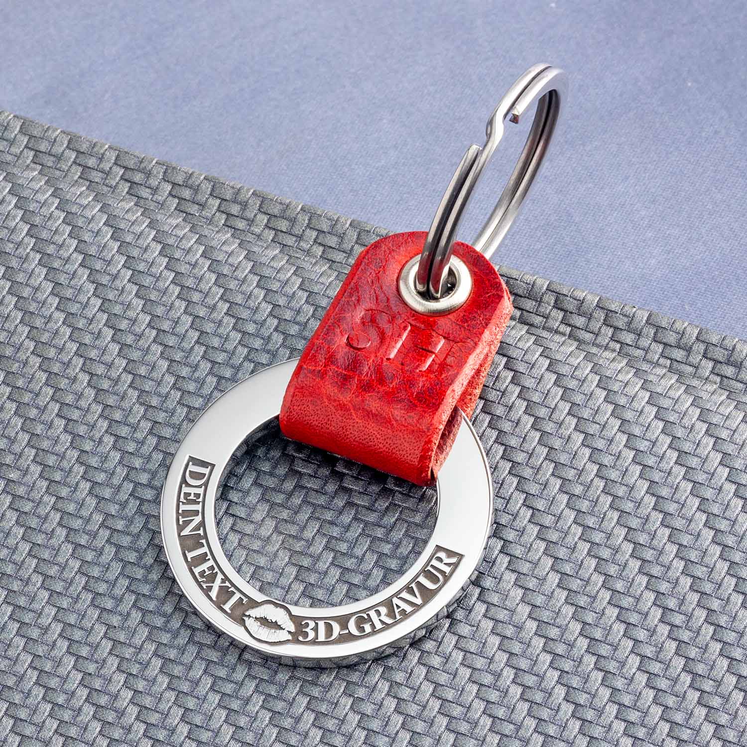 Personalised Keyring with Kiss Symbol and 3D Engraving - seQua.Shop