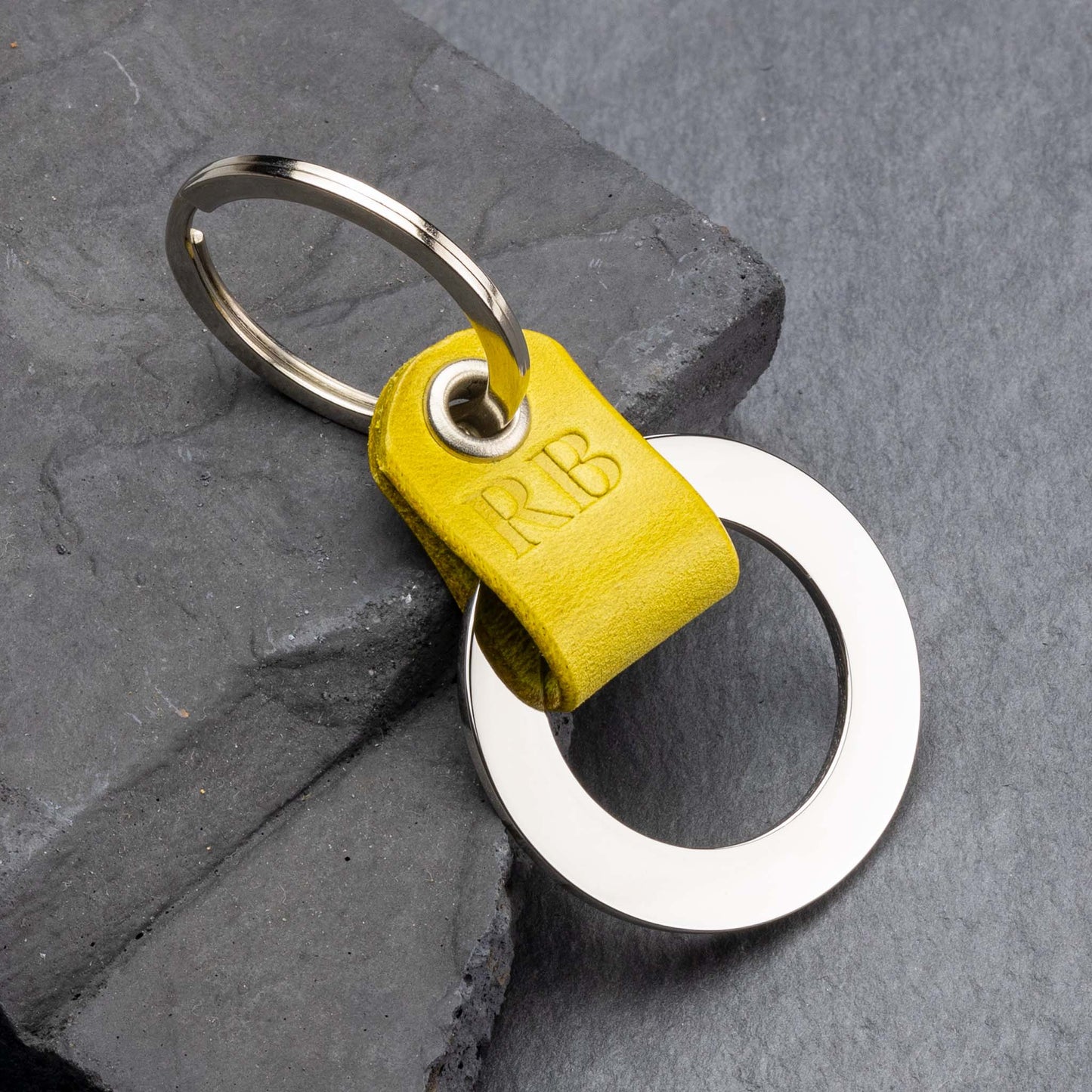 Personalisierter Schlüsselanhänger aus Leder: Der Perfekte Schlüsselanhänger mit Gravur - Gelb - seQua.Shop