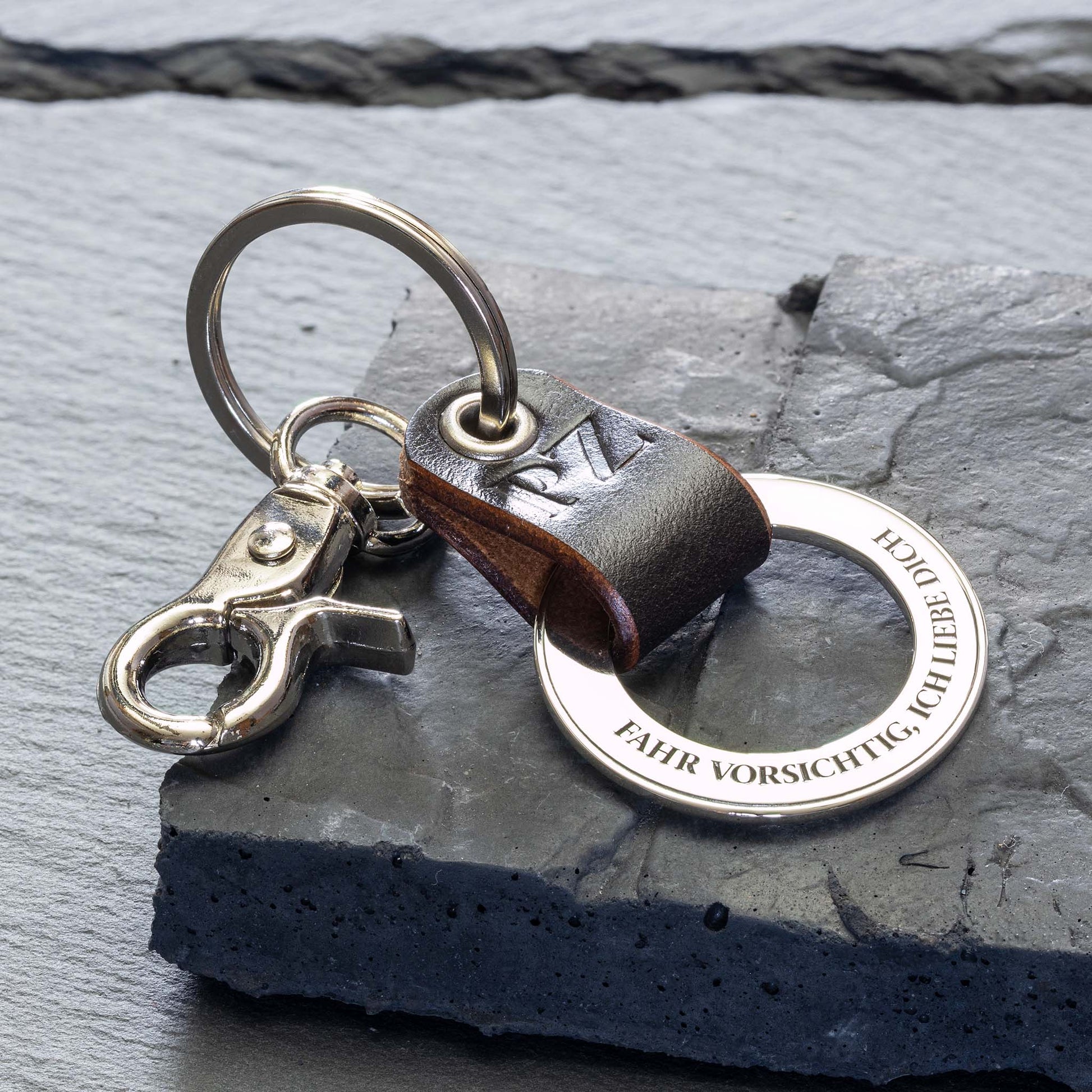Dieser personalisierte Schlüsselanhänger ist ein aufmerksames Geschenk, perfekt für jeden besonderen Menschen in Ihrem Leben - seQua.Shop