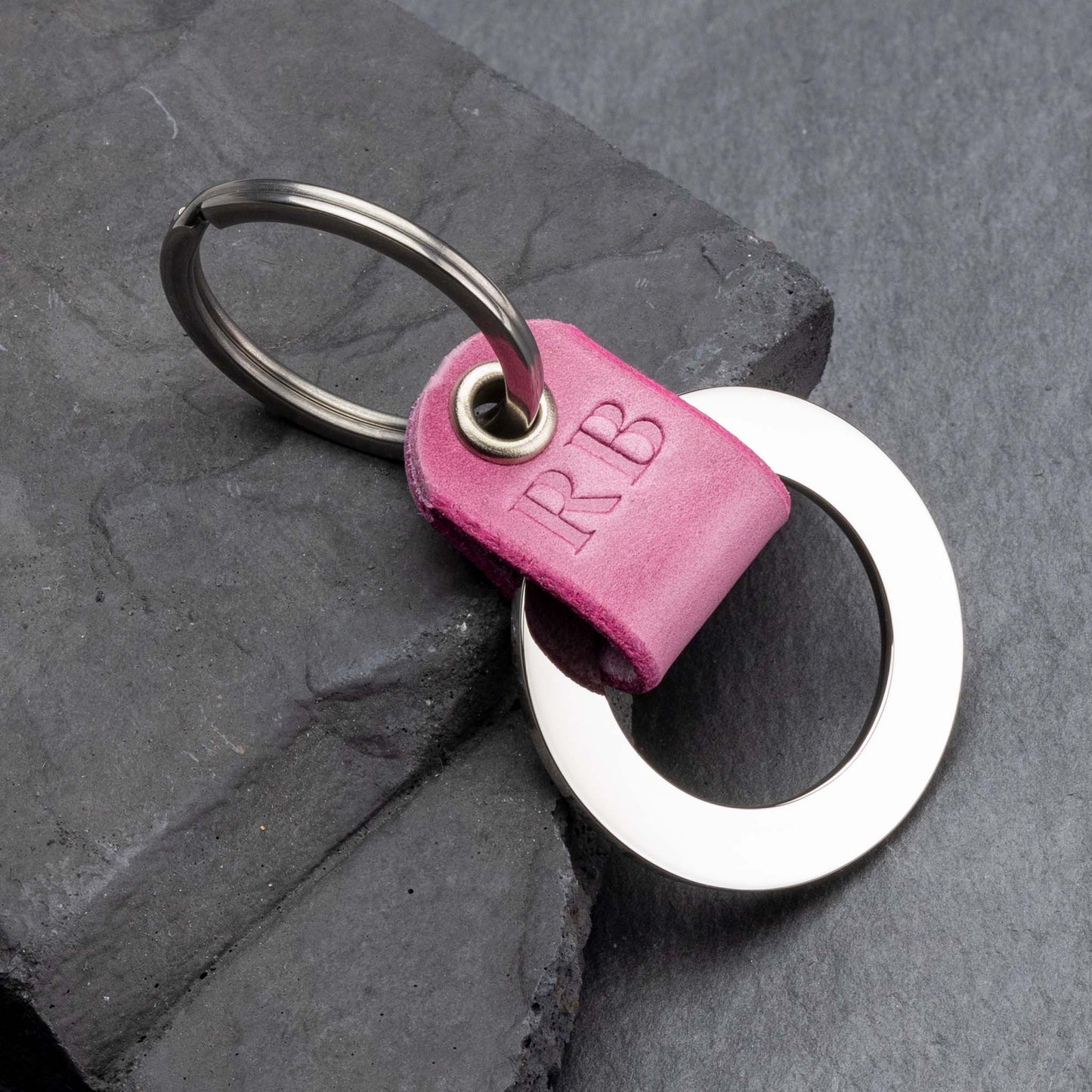 Schlüsselanhänger aus Pink Leder: Personalisierte Monogramm-Eleganz - seQua.Shop