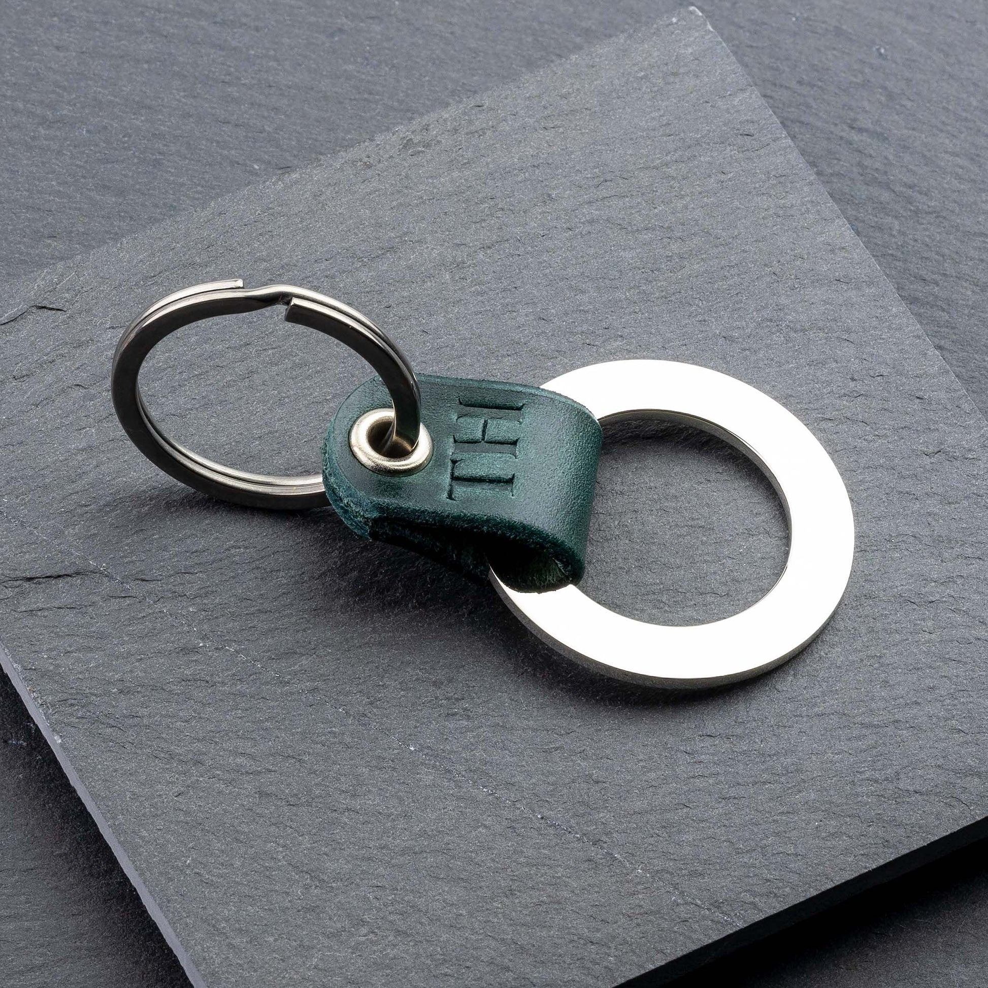 Schlüsselanhänger Dunkel Grün Leder: Monogramm & Gravur | Schlüsselanhänger
