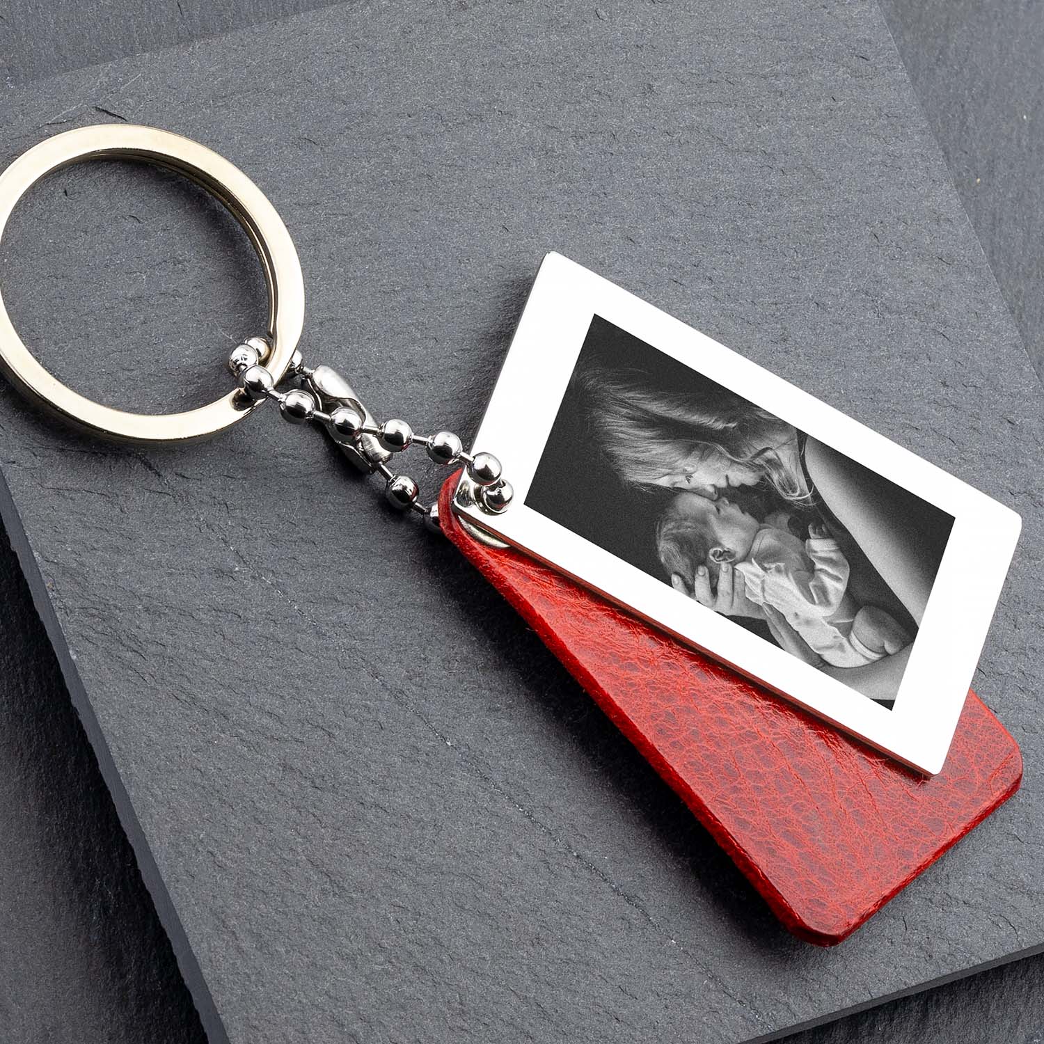 Schlüsselanhänger mit Foto in Rotleder – Qualitativ und Maßgeschneidert - seQua.Shop