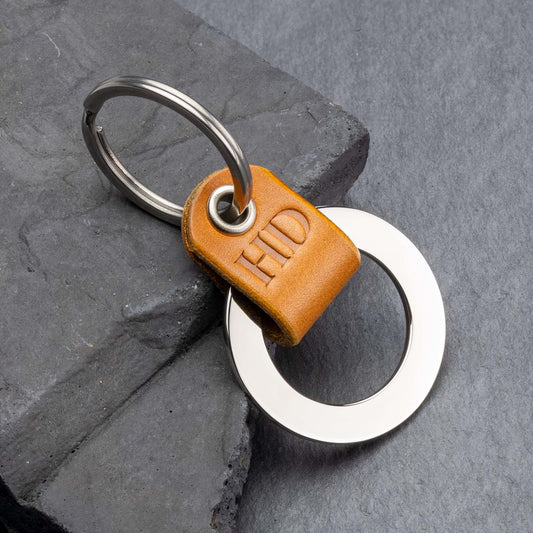 Personalisierter Schlüsselanhänger aus Cognac Leder - seQua.Shop
