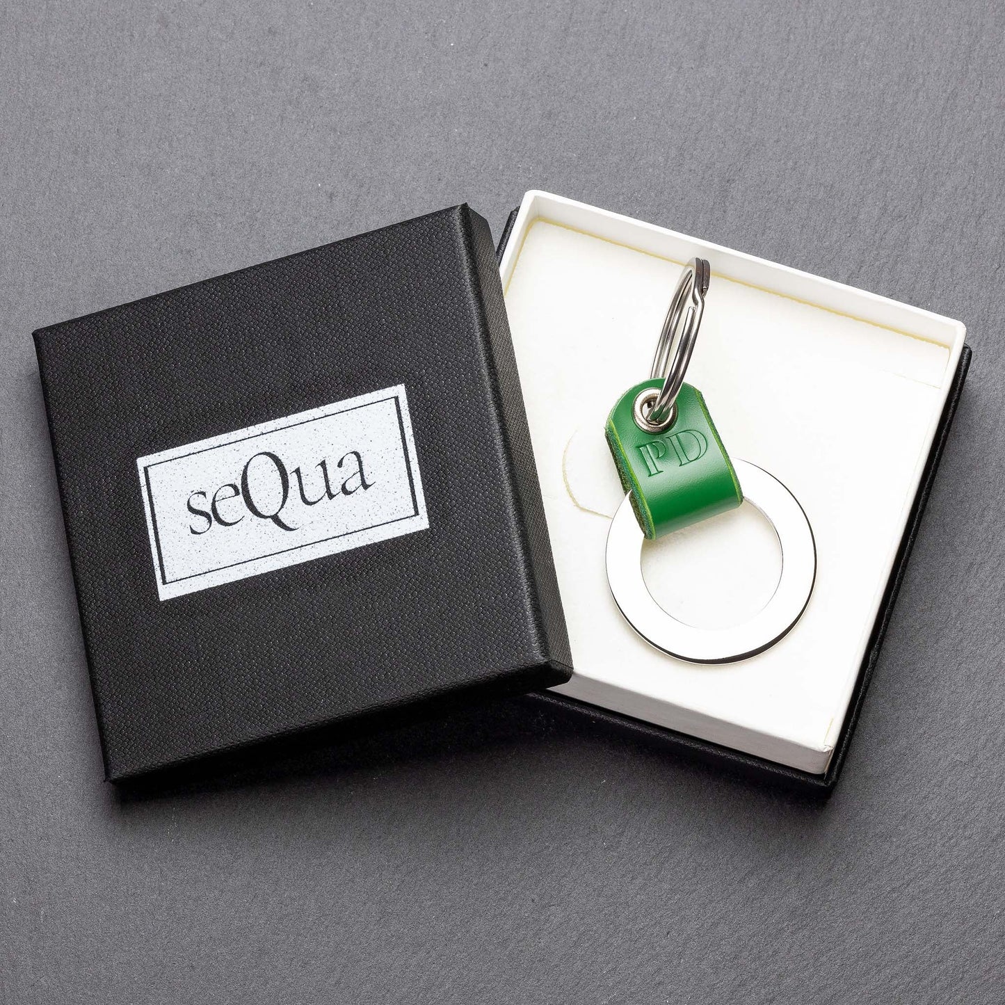 Round Personalised Green Leather Keyring: Your Perfect Custom Accessory - seQua.Shop