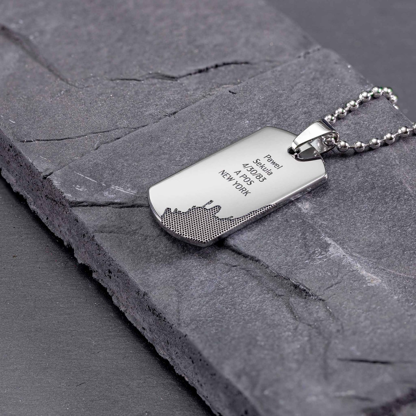 Eine Dog Tag Halskette aus robustem Tungsten, einem Metall, das für seine Kratz- und Korrosionsbeständigkeit bekannt ist - seQua.Shop