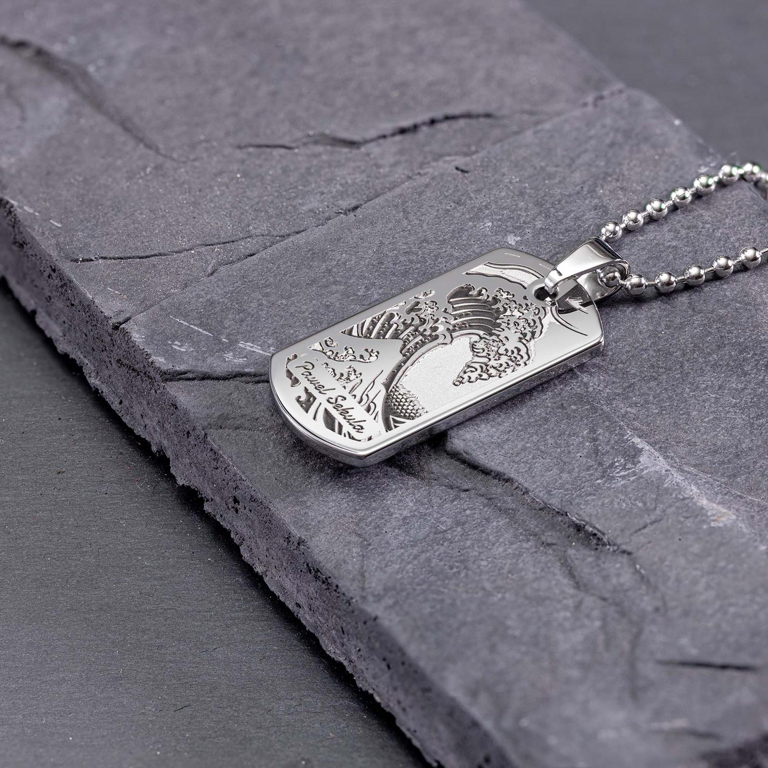 Die Tsunami-Kette mit Gravur ist mehr als nur ein beeindruckendes Kunstwerk, sie bietet auch großzügigen Raum für Personalisierung - seQua.Shop