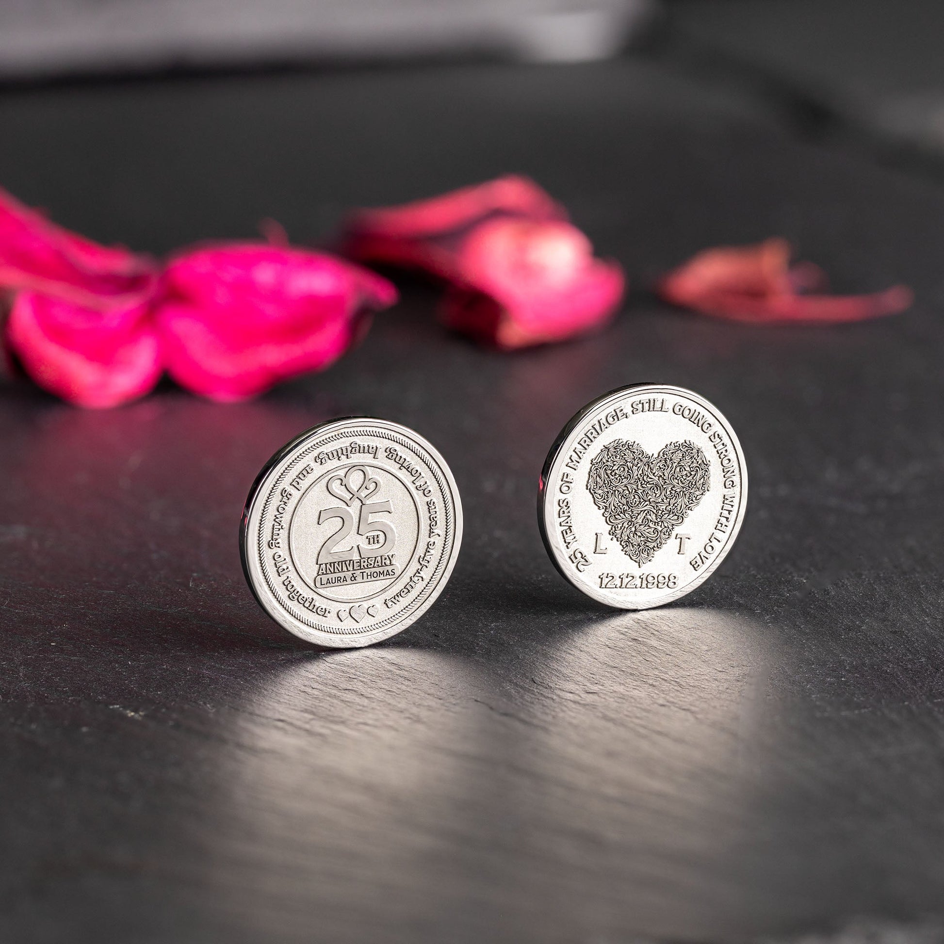 Feiern Sie ein außergewöhnliches 25-jähriges Jubiläum mit einem denkwürdigen Symbol der Liebe - unserer personalisierten Münze - seQua.Shop